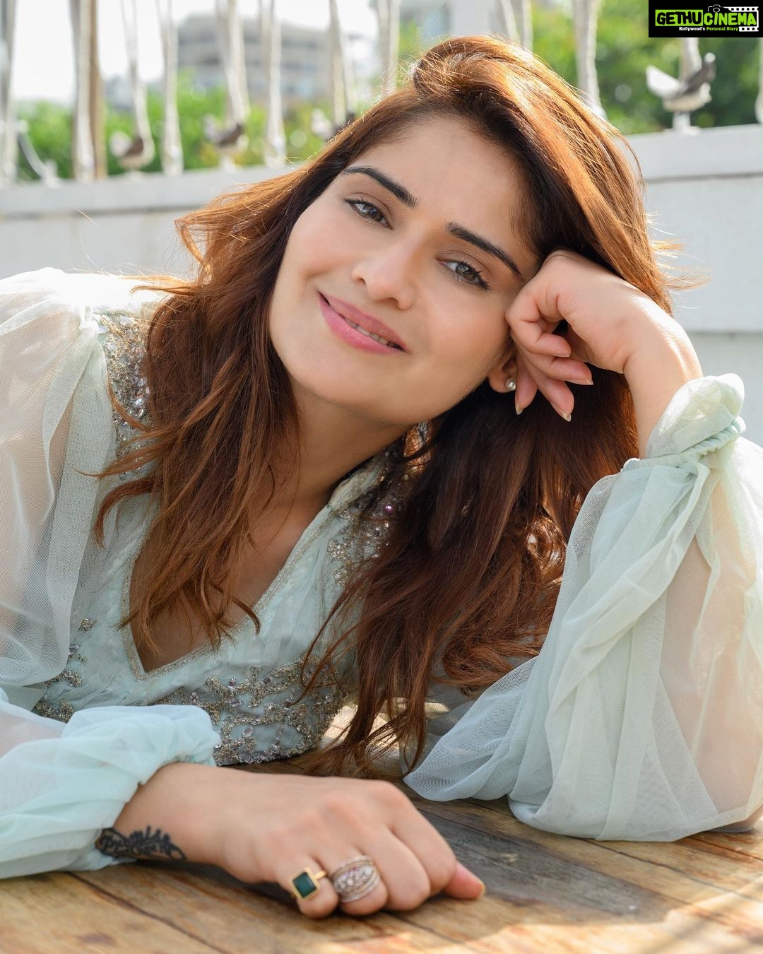 Arti Singh Instagram - Thoda lazy sa Monday! . . ππ»ββοΈ: @anjalichaudhary9876 π: @makeupbynidhidesai π: @truetrammtrunk π·: @mayankpradhan_ . . #fashion #style #fashionfever #stylefile #lookbook #fashionista #ootd #ootdstyle #ootdinspo #mondayblues #monday #artisingh