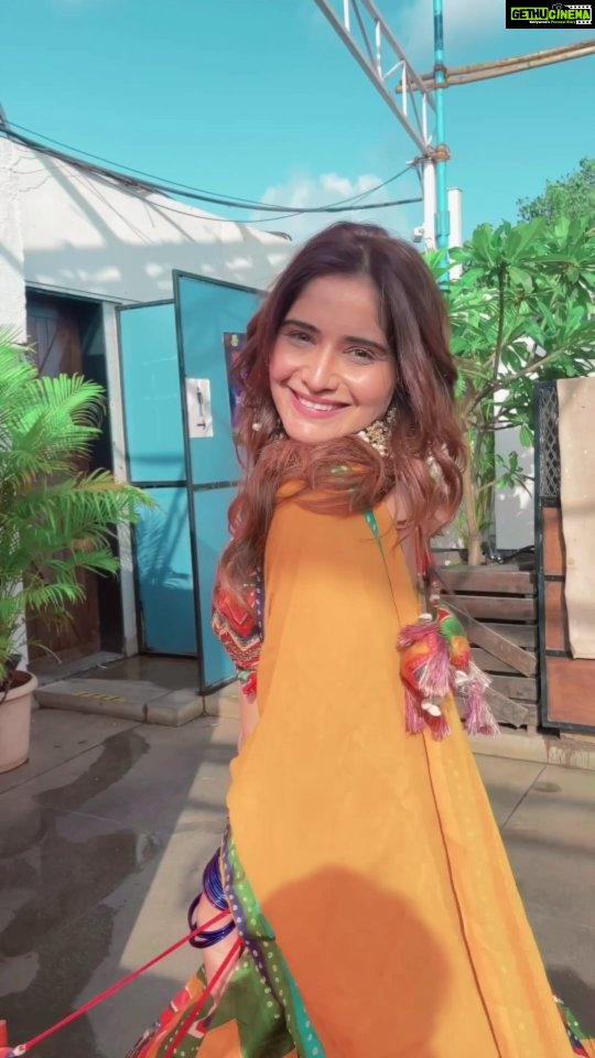 Arti Singh Instagram - Always a Desi Girl... . . ππ»ββοΈ: @anjalichaudhary9876 π: @makeupbynidhidesai π: @truetrammtrunk . . #feelkaroreelkaro #feelitreelit #reelindia #sway #trending #trendingreels #fyp #reelsinstagram #artisingh