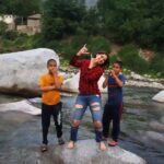 Arti Singh Instagram - Hare raam hare raam with these amazing bachas of bani (jammu and kashmir ) ... in this beautiful weather .... #reelsinstagram #ReelitFeelIt #ReelKaroFeelKaro #reels #reelspetv
