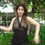 Arti Singh Instagram - In aankho ko main kholu na!! Hair and MUA: @tapsi_makeup . . . #feelkaroreelkaro #feelitreelit #reelsinstagram #reels #trending #danceonreels #dance #artisingh