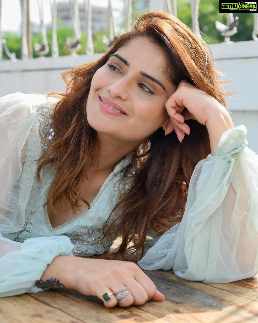 Arti Singh Instagram - Thoda lazy sa Monday! . . ππ»ββοΈ: @anjalichaudhary9876 π: @makeupbynidhidesai π: @truetrammtrunk π·: @mayankpradhan_ . . #fashion #style #fashionfever #stylefile #lookbook #fashionista #ootd #ootdstyle #ootdinspo #mondayblues #monday #artisingh