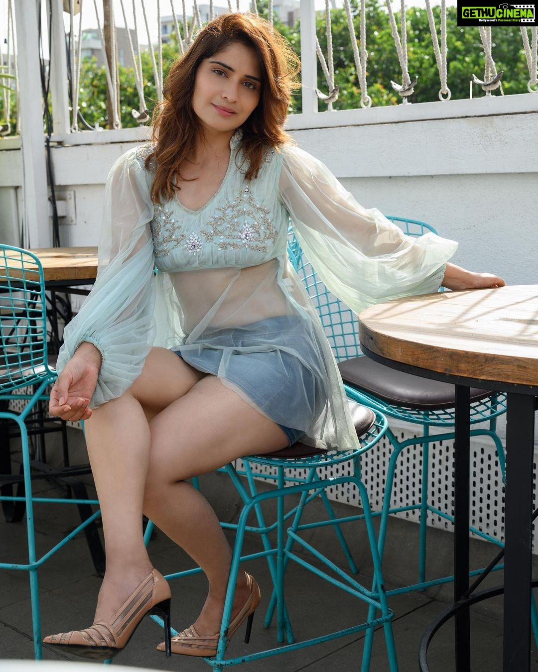 Arti Singh Instagram - Thoda lazy sa Monday! . . ππ»ββοΈ: @anjalichaudhary9876 π: @makeupbynidhidesai π: @truetrammtrunk π·: @mayankpradhan_ . . #fashion #style #fashionfever #stylefile #lookbook #fashionista #ootd #ootdstyle #ootdinspo #mondayblues #monday #artisingh