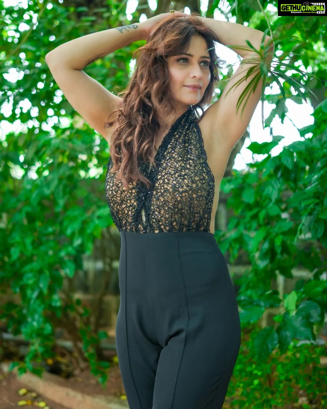 Arti Singh Instagram - Keep your back strong and head held high!! That's your power!! . . Hair and MUA: @tapsi_makeup . . #ootdstyle #ootd #back #stylebuzz #fashion #stylefile #lookbook #stylish #photooftheday #instagood #instadaily #artisingh