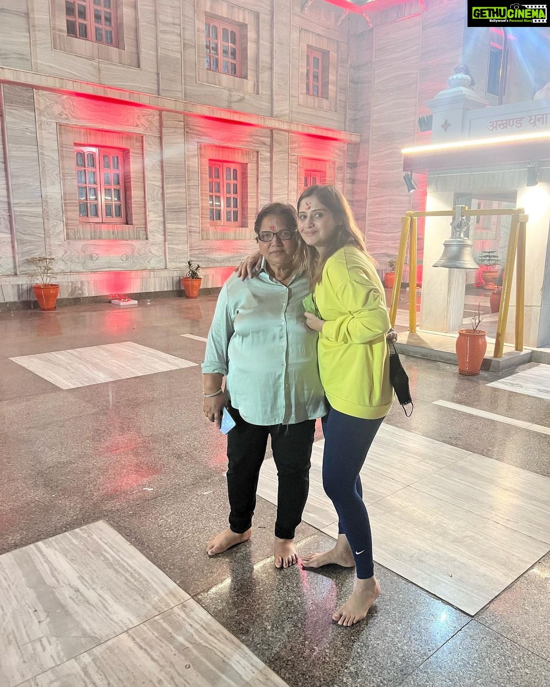 Arti Singh Instagram - Blessed 😇 gorakhnath temple with mommy darling