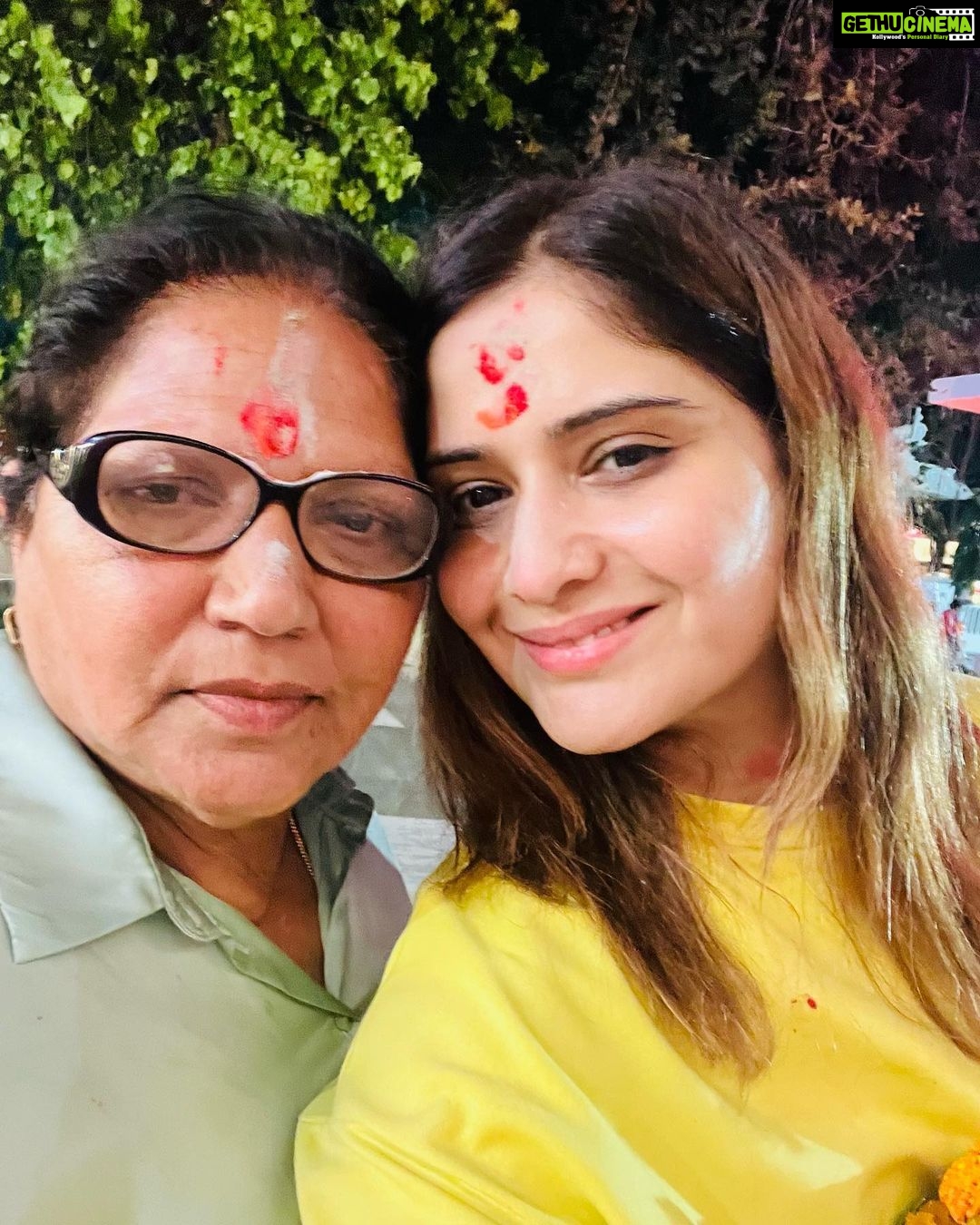 Arti Singh Instagram - Blessed 😇 gorakhnath temple with mommy darling