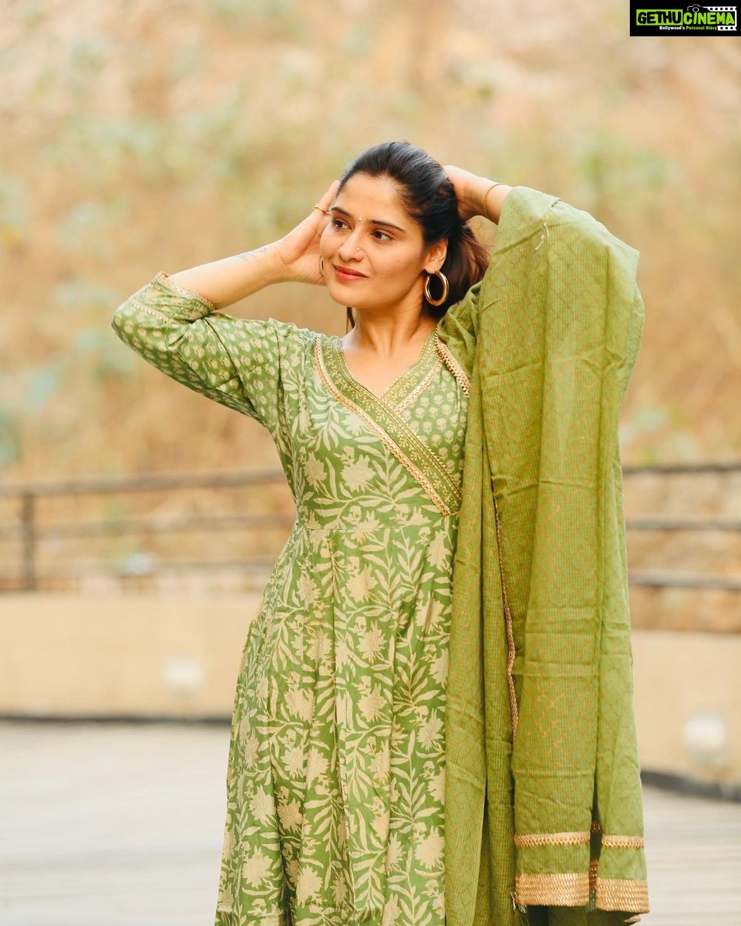 Arti Singh Instagram - Life is long lesson in humality ❤️ Wearing @tara_c_tara