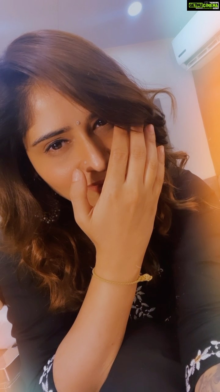 Arti Singh Instagram - Baahon mein chale aaooooo 😍