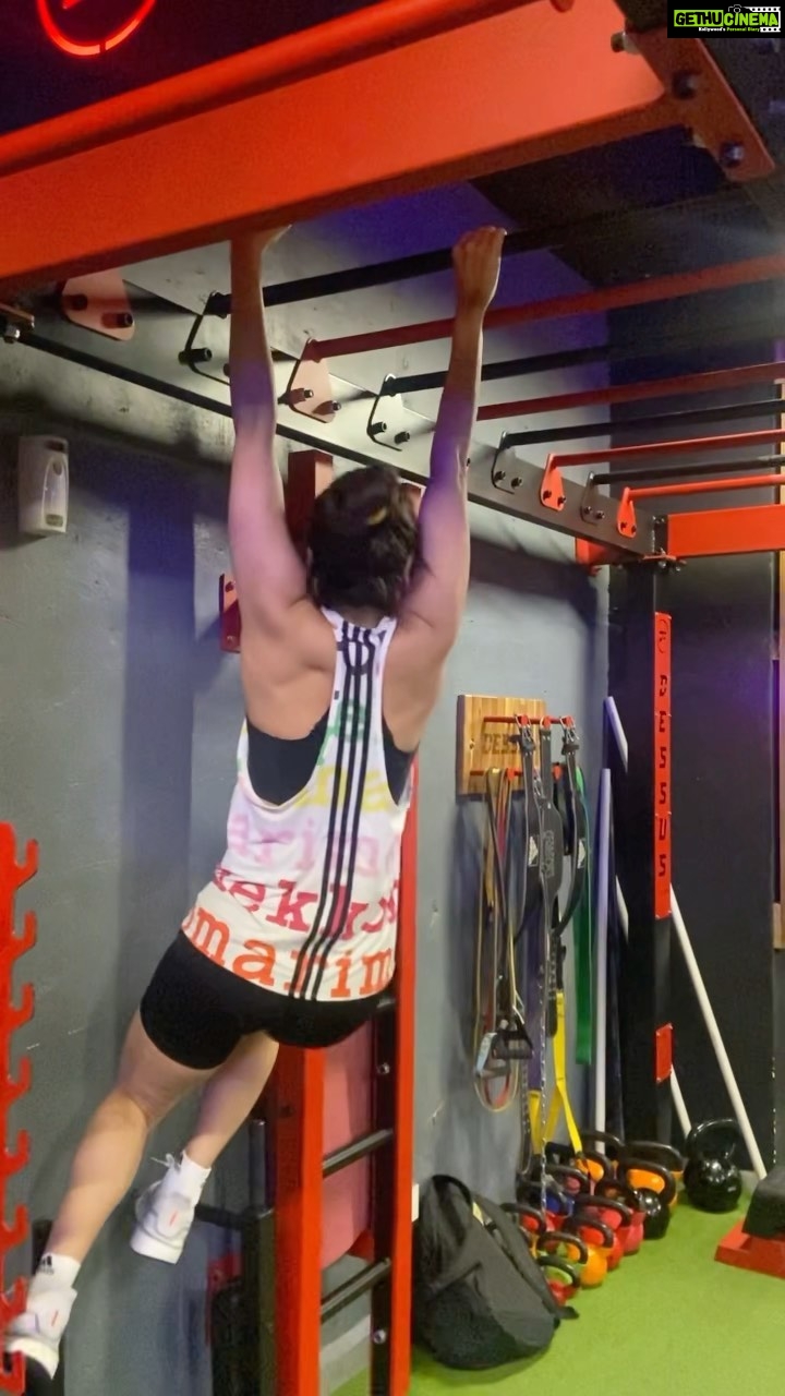 Asha Negi Instagram - ⭐️Nobody really cares so keep hanging around!😉 On a serious note, I tried this a few months back and couldn’t even hold on to it, but finishing it today with such ease was a different level of rush! @rohityson_ Ps. Don’t forget to celebrate small wins🫶 Dessus Fitness