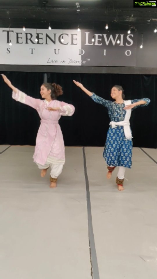 Asha Negi Instagram - Sunday special Riyaz with two of my favourite and dedicated students πΌπ€ @ashanegi @seema___purohit @gopikrishnakathak @soohaaaan Nateshwar Nritya Kala Mandir - Kathak Institute of Late Natraj Gopi Krishna