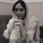 Asha Negi Instagram - Chaand maddham hai Aasmaan chup hai Dur vaadi mein Dudhiya baadal Jhuk ke parbat Ko pyaar karte hain Dil mein nakaam Hasraten lekar Ham teraa Intazaar karte hain -Sahir Ludhianvi @pehelaggarwal