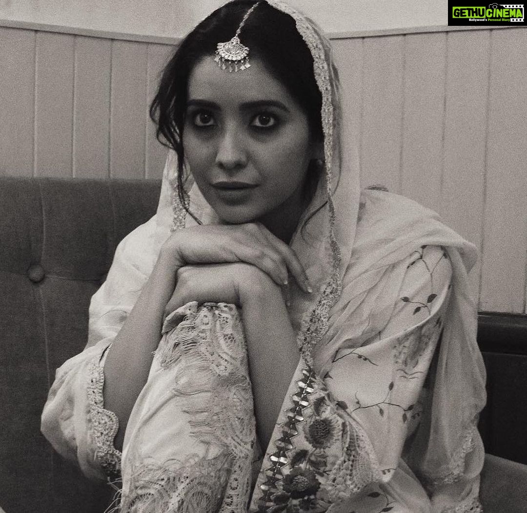 Asha Negi Instagram - Chaand maddham hai Aasmaan chup hai Dur vaadi mein Dudhiya baadal Jhuk ke parbat Ko pyaar karte hain Dil mein nakaam Hasraten lekar Ham teraa Intazaar karte hain -Sahir Ludhianvi @pehelaggarwal