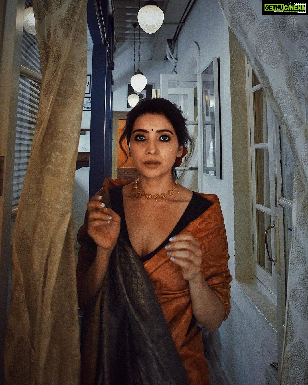 Asha Negi Instagram - तुम आए तो आया मुझे याद, गली में आज चाँद निकला..🌙🦢 . . @pehelaggarwal HMU/hair @thatgalwithmakeup Styled by @savlambaa Saree @reshamhos Jewllery @kharikajai Pr & coordination @viralmantra Taj Mahal Tea House