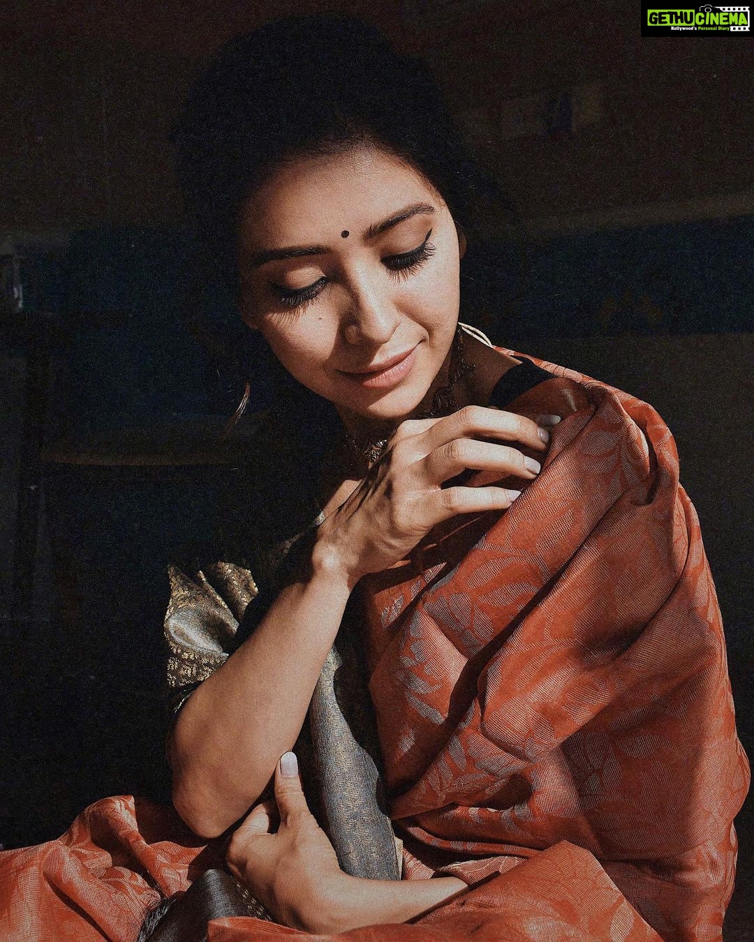 Asha Negi Instagram - कुछ तुम्हारी निगाह काफ़िर थी, कुछ हमें भी ख़राब होना था। . Majaz Lakhnawi🤍🦢 📷 @pehelaggarwal Styled by @savlambaa Mua/hair @thatgalwithmakeup Saree @reshamhos Jewllery @kharikajai Pr & coordination @viralmantra Taj Mahal Tea House