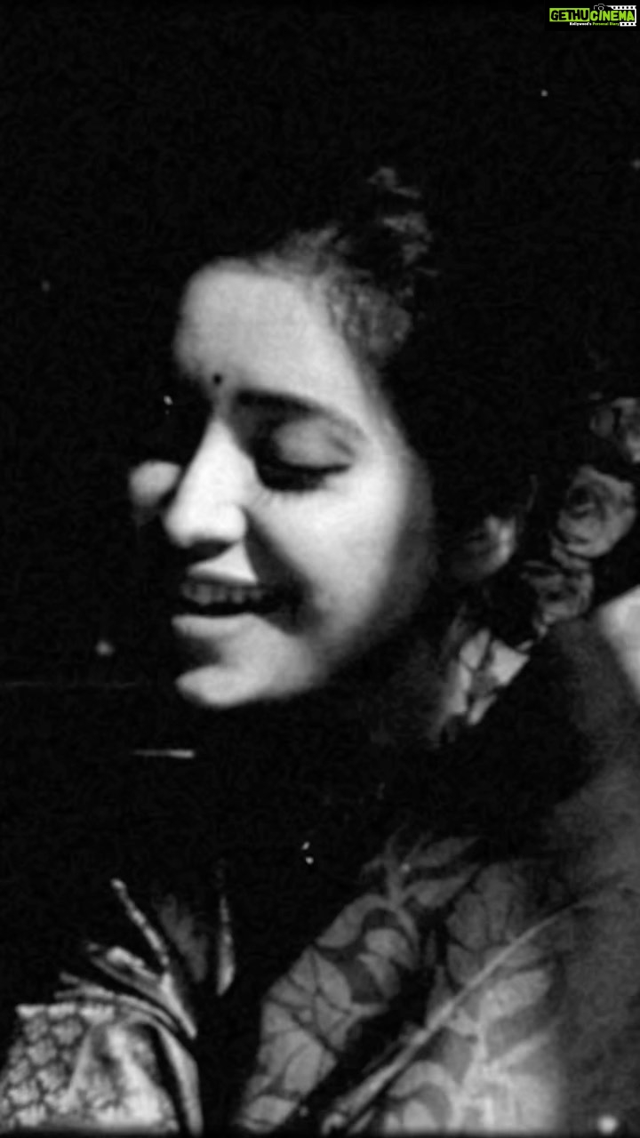 Asha Negi Instagram - Shart lagi hai mar jaane ki Jeena hai toh pyaar mein Deh kahin bhi ho mera Jaan rakhi hai yaar mein.” -Gulzar🤍🦢