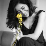 Asha Negi Instagram - The mood in the picture is contrary to the mood right now😂 And who handed me these dead flowers!! @shaylinayak you!!!🥹 Where’s my coffee!? . . @nimi_insta @ashisbogi @shaylinayak