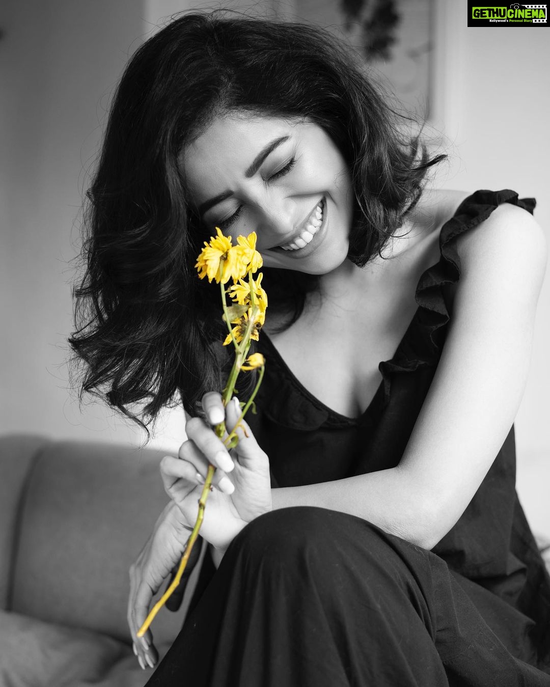 Asha Negi Instagram - The mood in the picture is contrary to the mood right now😂 And who handed me these dead flowers!! @shaylinayak you!!!🥹 Where’s my coffee!? . . @nimi_insta @ashisbogi @shaylinayak