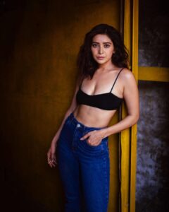Asha Negi Instagram - Yellows and Blues!🌝💙 . @bharat_rawail @savlambaa @makeup_by_nainaa @hairbysharda