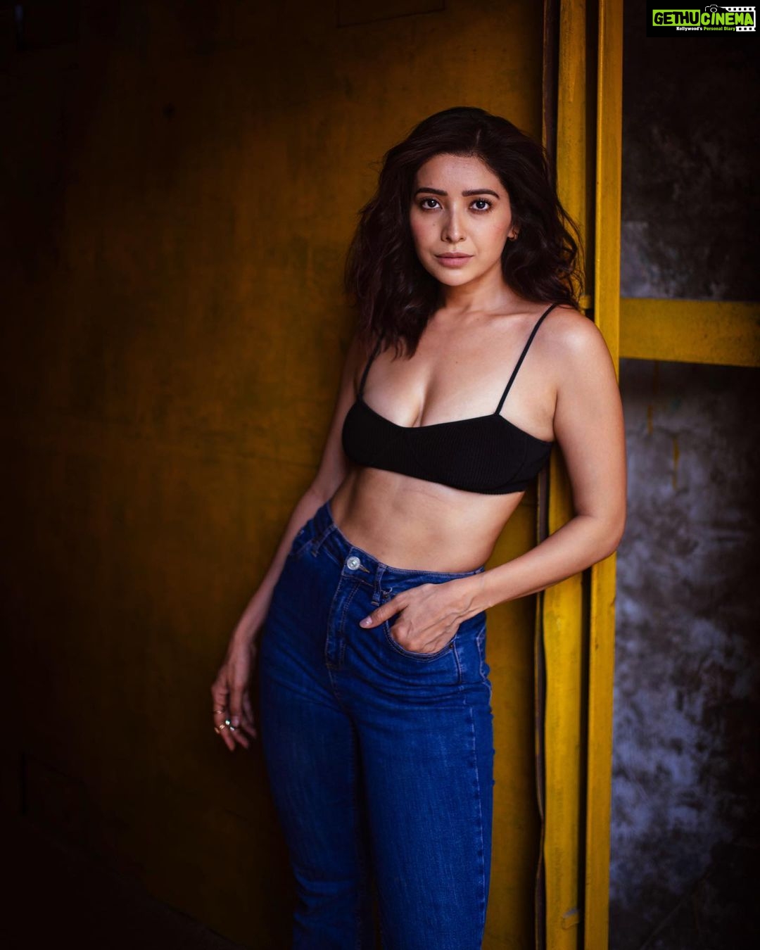 Asha Negi Instagram - Yellows and Blues!🌝💙 . @bharat_rawail @savlambaa @makeup_by_nainaa @hairbysharda