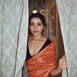 Asha Negi Instagram - तुम आए तो आया मुझे याद, गली में आज चाँद निकला..🌙🦢 . . @pehelaggarwal HMU/hair @thatgalwithmakeup Styled by @savlambaa Saree @reshamhos Jewllery @kharikajai Pr & coordination @viralmantra Taj Mahal Tea House