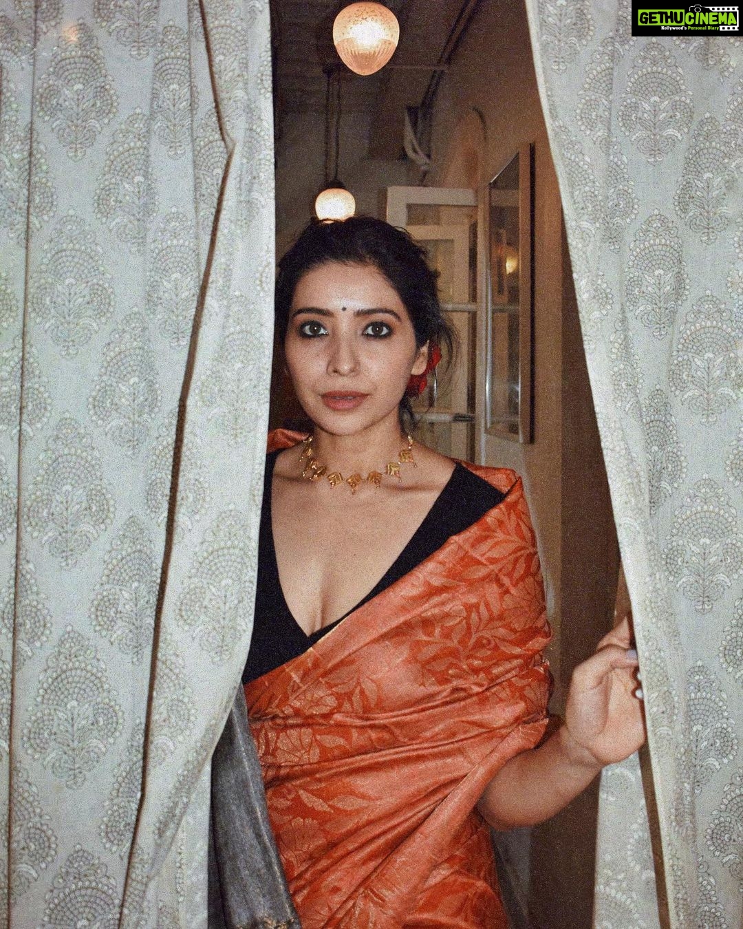 Asha Negi Instagram - तुम आए तो आया मुझे याद, गली में आज चाँद निकला..🌙🦢 . . @pehelaggarwal HMU/hair @thatgalwithmakeup Styled by @savlambaa Saree @reshamhos Jewllery @kharikajai Pr & coordination @viralmantra Taj Mahal Tea House