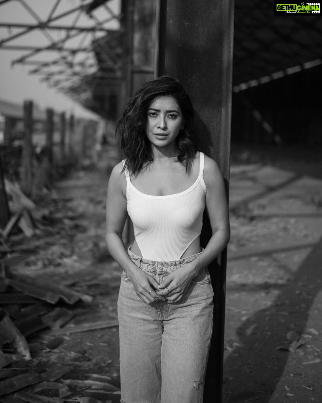 Asha Negi Instagram - 🤍 . . @bharat_rawail @savlambaa @makeup_by_nainaa @hairbysharda