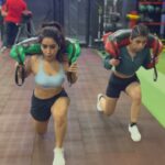 Asha Negi Instagram - We don’t just dance- we workout also!!! Haina behan ?? @ashanegi 😜💃🏼 @rohityson_ 🏋️‍♀️🔥 #neverskipamonday #mondaymotivation #workout #loveyourself #khushraho #bye