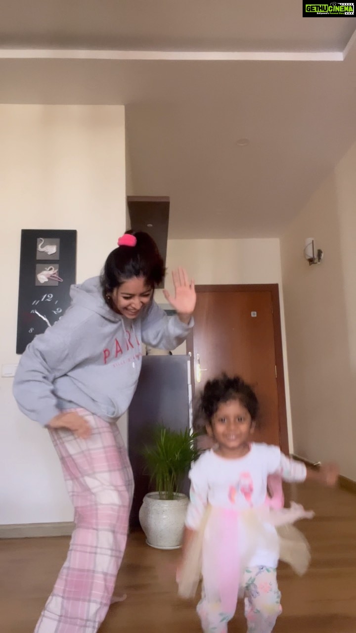 Asha Negi Instagram - Happy New year evryone! What better way than starting the year with some more dancing and just being happy and goofy no matter what may come🤷🏻♀️🤪 Here’s to taking life a little less seriously this year:) Love🫶💫