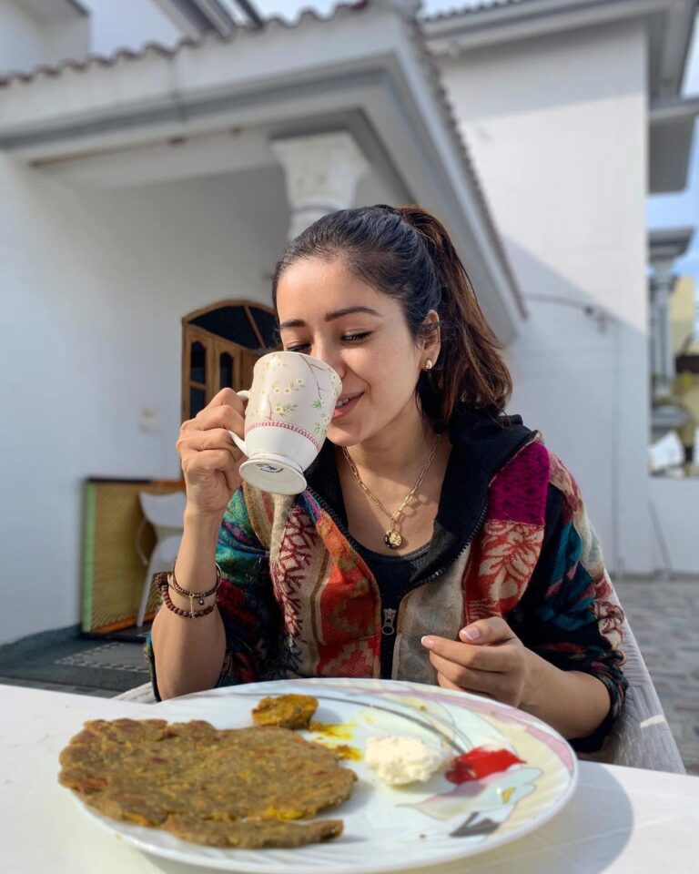 Asha Negi Instagram - Best friend ke haath ke parathe, dhoop, chai aur bohot saara pyaar♥️☀️ . 📸 @beingmehaksharma Dehradun The City Of Love
