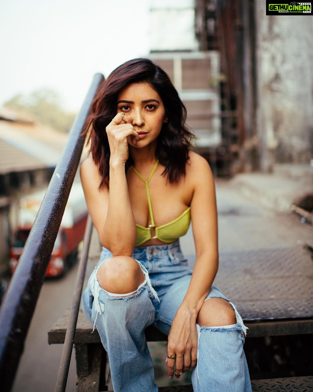 Asha Negi Instagram - 🍭🍭🍭 . < @bharat_rawail < @savlambaa < @makeup_by_nainaa < @hairbysharda
