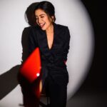 Asha Negi Instagram - Your new wallpaper!📱 . Styled by @natashaabothra Styling team @priyankaa.a_91 @mausmi_mitra_ Outfit @nj3atelier Earrings @tuluaindia Rings @carillonjewelry Shoes @louboutinworld Hair @hairbysharda Makeup by @shaylinayak Photographer @mirajverma_photography