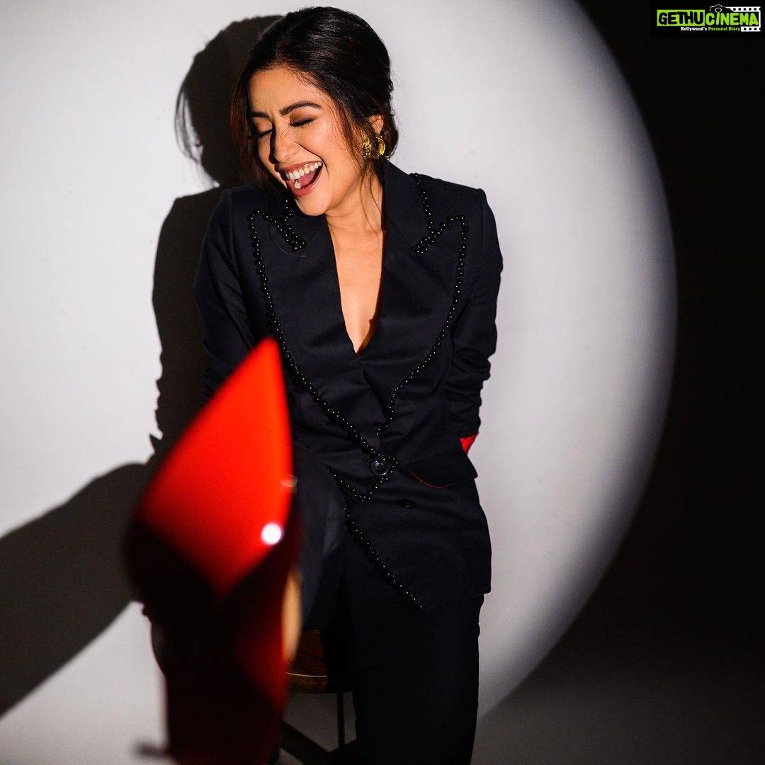 Asha Negi Instagram - Your new wallpaper!📱 . Styled by @natashaabothra Styling team @priyankaa.a_91 @mausmi_mitra_ Outfit @nj3atelier Earrings @tuluaindia Rings @carillonjewelry Shoes @louboutinworld Hair @hairbysharda Makeup by @shaylinayak Photographer @mirajverma_photography