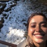 Asha Negi Instagram - Thankyou all for watching #collarbomb and making it the most streamed content of the week! We are thrilled and filled with gratitude🙏🏼🌈💕 Now streaming on @disneyplushotstarvip @yoodleefilms #asisumitrajoshi