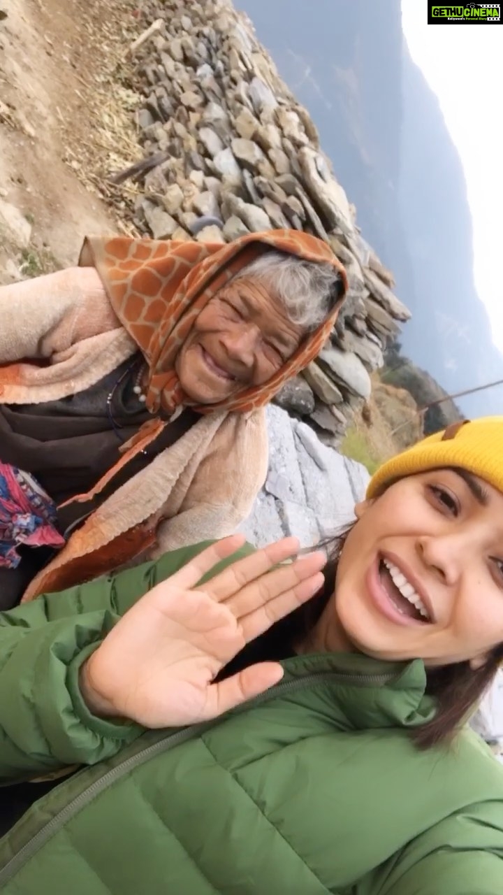 Asha Negi Instagram - So this was my first official trek that happened to be for 5days 4nights, where I literally carried all the stuff I needed for those days with me in my bag, drank water from trail spring water, climbed mountains, saw galaxies with naked eyes, And for this mind blowingly beautiful experience I want to thank our own Moongfali @himanshu_rajmehta and Akhrot @sudhanshu.baloni for letting me and @gaddedsoul be a part of this trek and not just that but being such helpful and entertaining company for us! Bete mauj karadi kasam se! Bolo dobara kab chalna hai?π