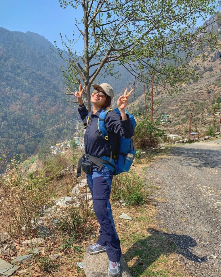 Asha Negi Instagram - मैं और मेरी favourite place💙✌🏼 Uttarakhand, Himalayas