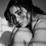 Asha Negi Instagram - सुन रही हूँ सुध-बुध खो के, कोई मैं कहानी पूरी कहानी है क्या, किसे है पता...🖤 . . @pehelaggarwal @niharikavaggarwal @meher.tara.muah