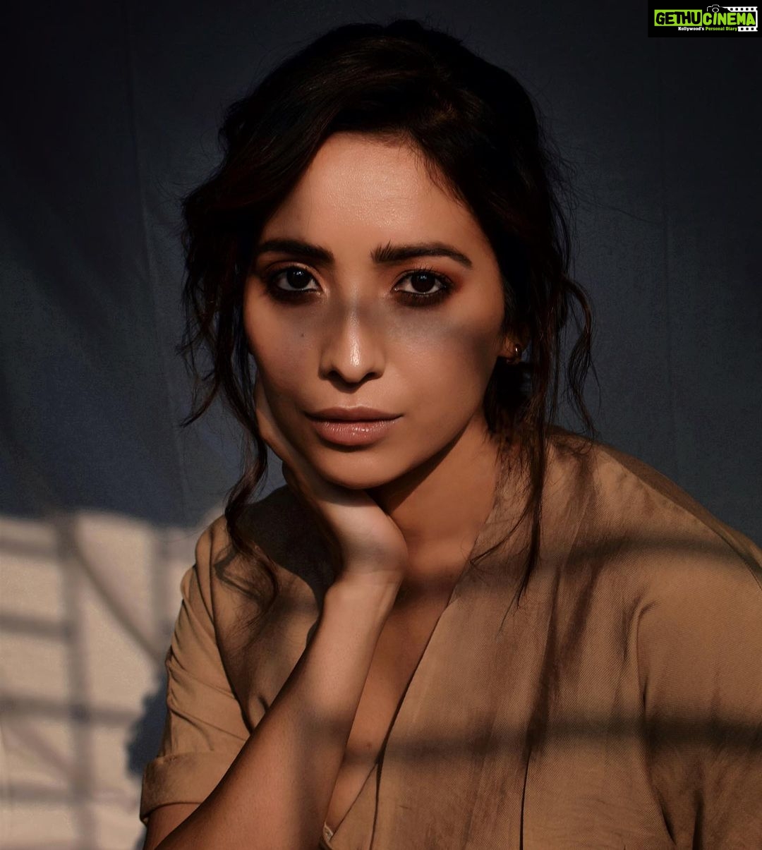 Asha Negi Instagram - 🤎... Shot by @pehelaggarwal @niharikavaggarwal Makeup/hair @meher.tara.muah