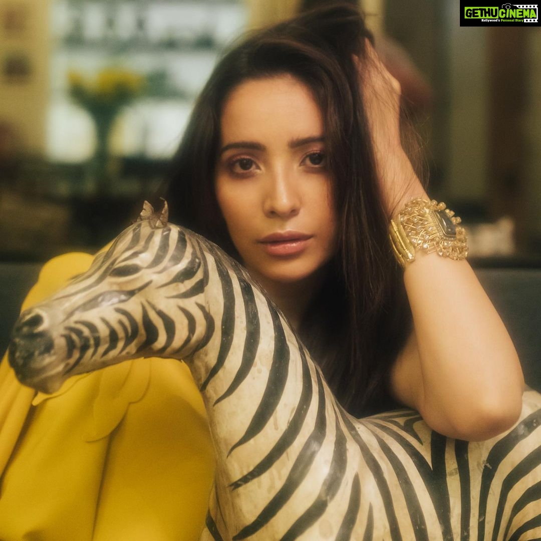 Asha Negi Instagram - And it went like this.. When @worldofsuryasarkar randomly picked up this prop from around and wanted me to pose! How could I not show some love💛 . 📸 @pornsoup Styling/wearing @worldofsuryasarkar @surya___sarkar Mua/hair @meher.tara.muah