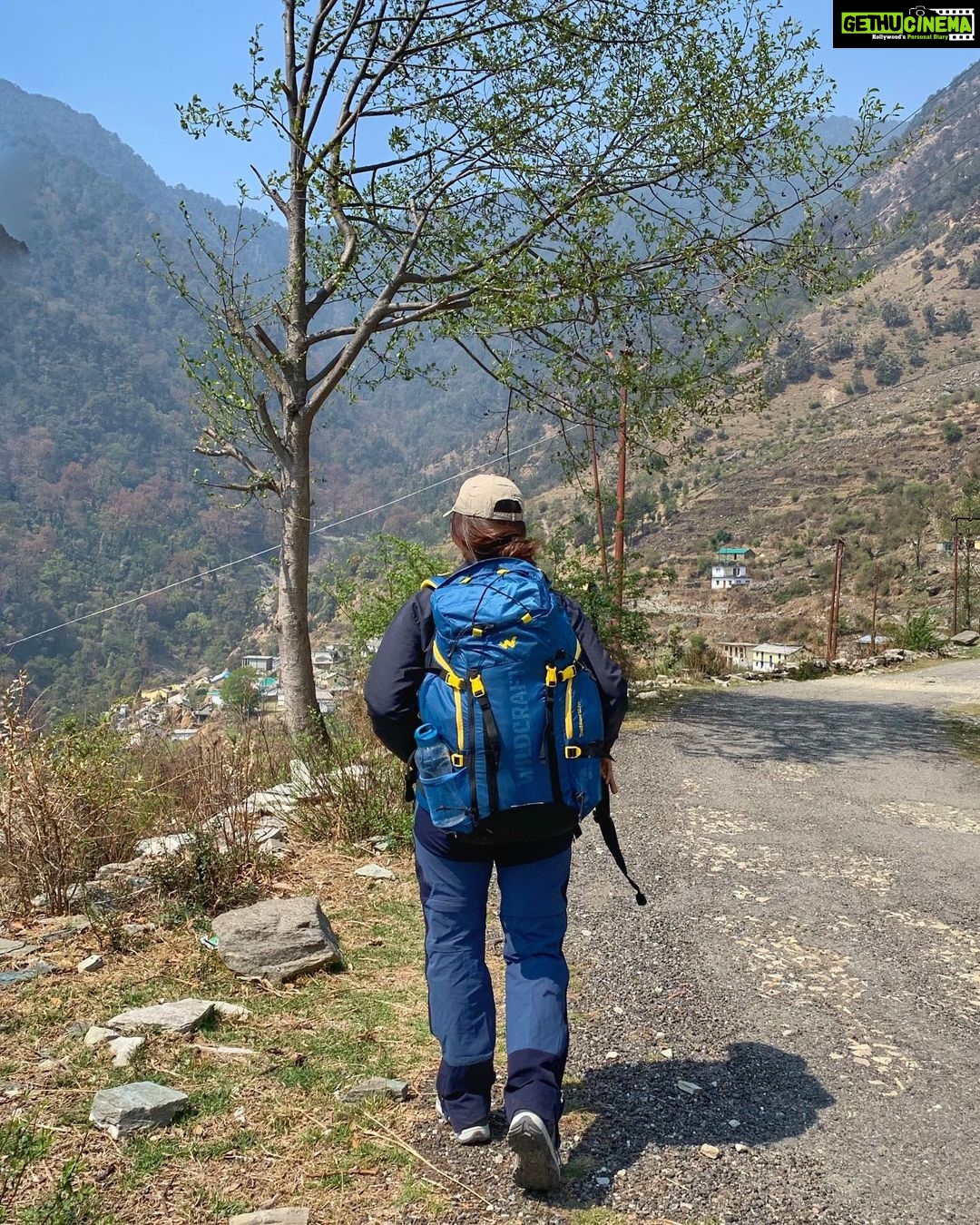 Asha Negi Instagram - मैं और मेरी favourite place💙✌🏼 Uttarakhand, Himalayas
