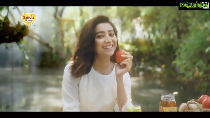 Asha Negi Instagram - #collaboration Happy to announce my association with the Saffola family as the face of Saffola honey! 🍯 Have you ever thought where does your Honey come from? New Saffola Honey Active is Made with Sundarban Forest Honey. It is naturally sweet, aromatic & fruity. Start your day with delicious spoon of New Saffola Honey Active. #SachhaHoneyAchhaHoney #Saffola Honey Active