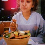 Asha Negi Instagram - Just a girl, sitting in front of a salad, asking it to be margherita pizza with extra garlic.. bass! Aur kya🙈 #saladlife