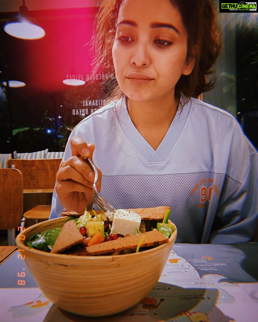 Asha Negi Instagram - Just a girl, sitting in front of a salad, asking it to be margherita pizza with extra garlic.. bass! Aur kya🙈 #saladlife