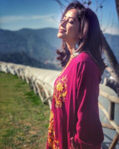 Asha Negi Instagram - सोचो के झीलों का शहर हो..
लहरों पे अपना एक घर हो।...🏔🌈✨