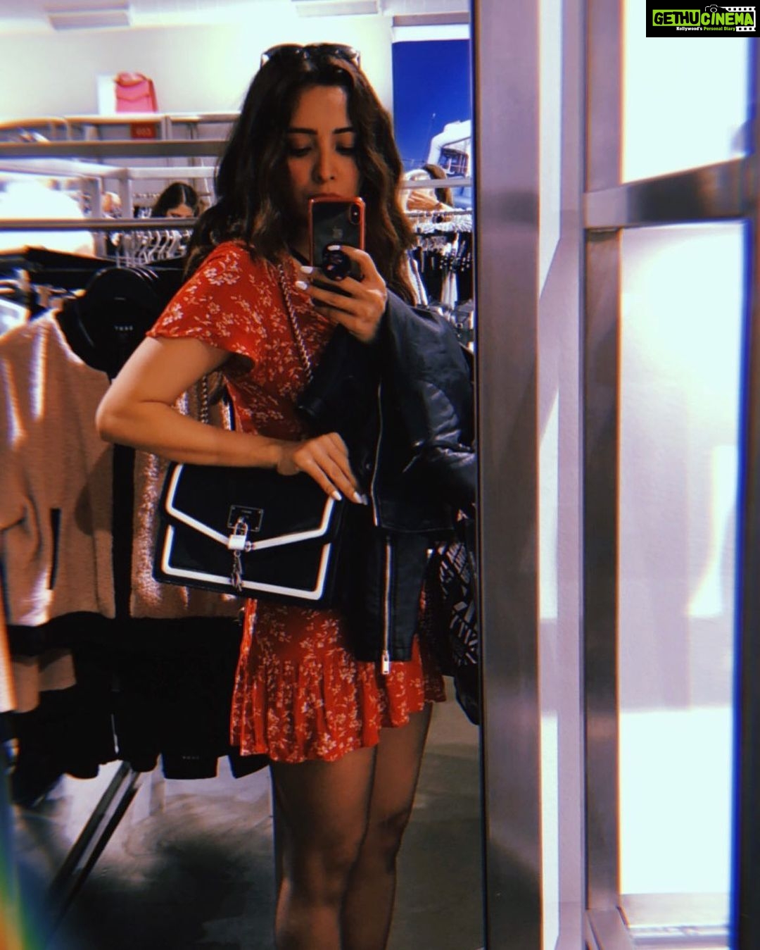 Asha Negi Instagram - Would you tell me please which way I ought to go from here??.. 🌻🌈✨ #throwbackthursday