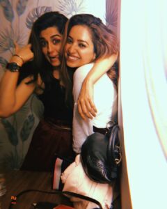 Asha Negi Instagram - क्यूँकि कुछ दिन पहले इस लड़की का birthday था ना.. तो एक शेर आया है..
शेर आया है Ridhhi भाग जा.....🦁🦁🦁
Roses are red, Violets are blue..
Theek hai!
Roses are red, violets are blue..
Riddhi meri dost
Mental hai tu!!
🏃🏻‍♀️
🙈🙈🙈
Ps. I feel this picture does depict our friendship’s rawness.. haina!?
But jokes and shers and depictions apart, Thankyou for always loving me like you do, thankyou for eating my burnt pulav with so much love, Thankyou for always being there with your arms open towards me no matter what..!
I wish and hope only the best for you, you know that♥️
Sister from another lifetime💆🏽‍♀️