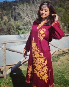 Asha Negi Instagram - सोचो के झीलों का शहर हो..
लहरों पे अपना एक घर हो।...🏔🌈✨