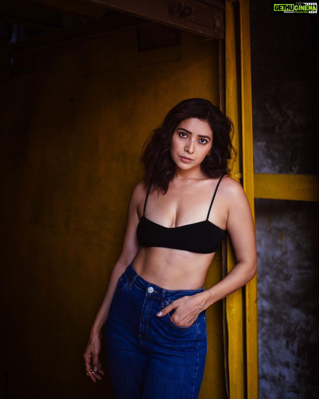 Asha Negi Instagram - Yellows and Blues!🌝💙 . @bharat_rawail @savlambaa @makeup_by_nainaa @hairbysharda