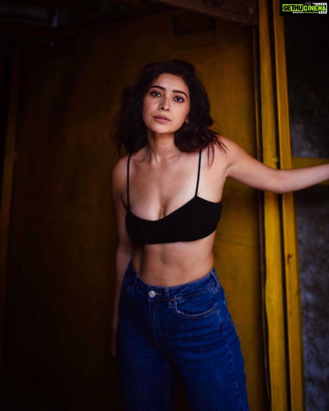 Asha Negi Instagram - Yellows and Blues!🌝💙 . @bharat_rawail @savlambaa @makeup_by_nainaa @hairbysharda