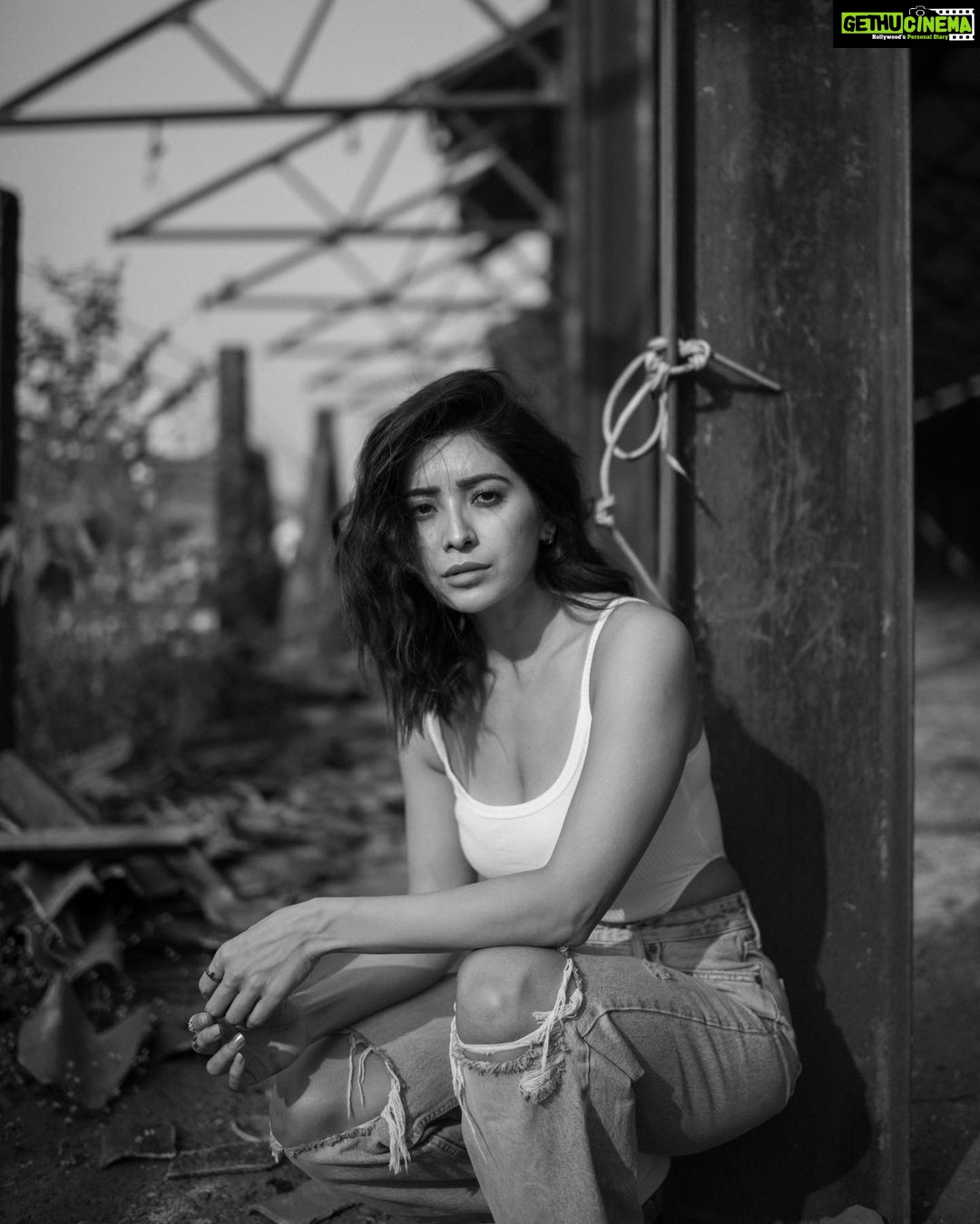 Asha Negi Instagram - 🤍 . . @bharat_rawail @savlambaa @makeup_by_nainaa @hairbysharda