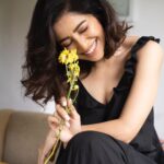 Asha Negi Instagram - The mood in the picture is contrary to the mood right now😂 And who handed me these dead flowers!! @shaylinayak you!!!🥹 Where’s my coffee!? . . @nimi_insta @ashisbogi @shaylinayak