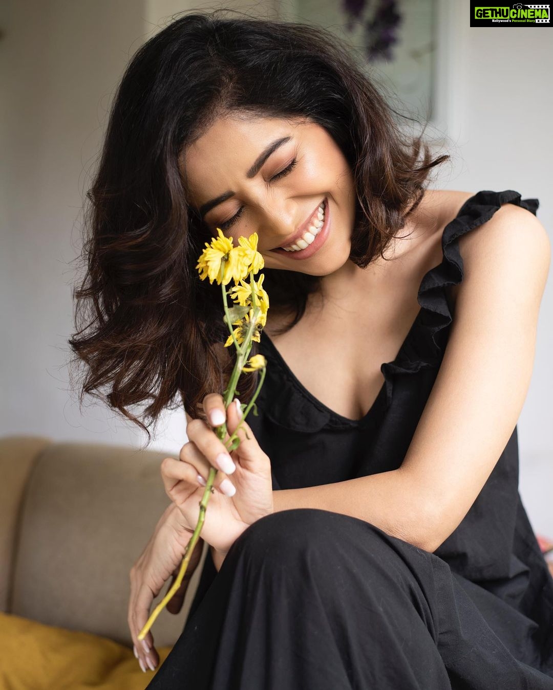 Asha Negi Instagram - The mood in the picture is contrary to the mood right now😂 And who handed me these dead flowers!! @shaylinayak you!!!🥹 Where’s my coffee!? . . @nimi_insta @ashisbogi @shaylinayak